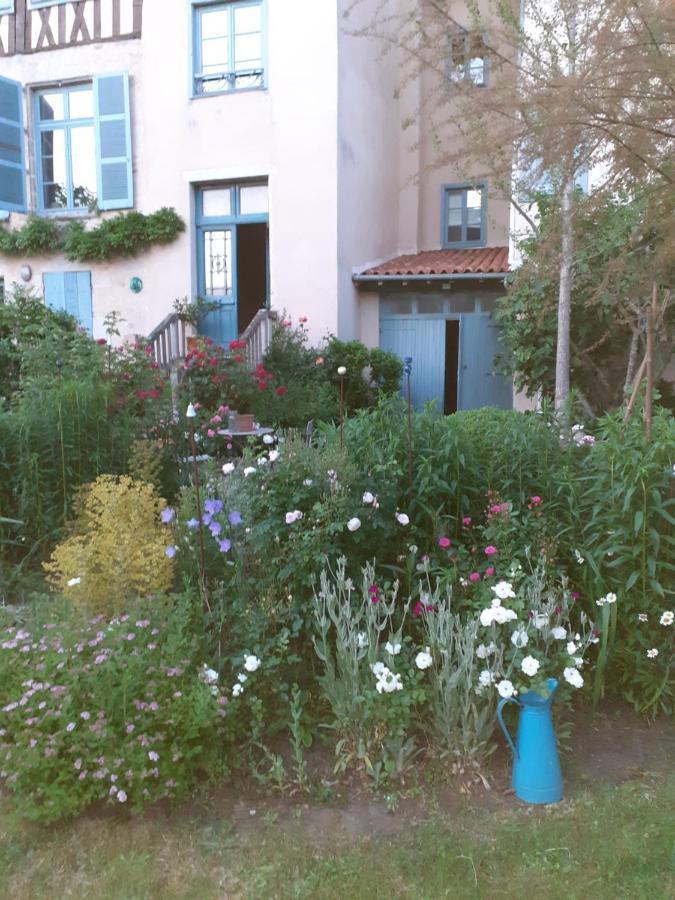 Chambre D Hote "Sous Le Clocher" Saint-Léonard-de-Noblat Dış mekan fotoğraf